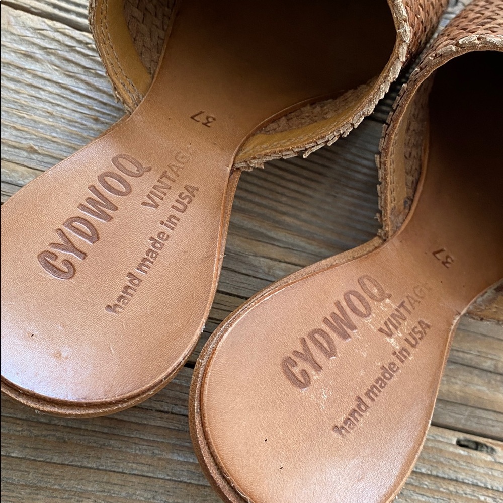 Cydwoq East SM Vintage Mule. Tan. 37. Hand made in USA. - Picture 5 of 6